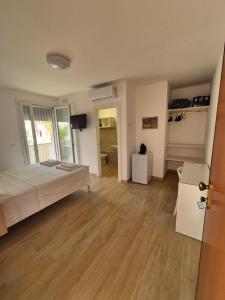 Et tv og/eller underholdning på Pali's Rooms & Lodges