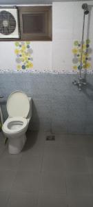 Al Rehman guest hous في حيدر آباد: حمام مع مرحاض أبيض في الغرفة +90 صورة