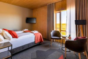 a hotel room with a bed and a window at Landhotel in Hella