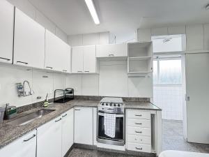Nhà bếp/bếp nhỏ tại Apartamento 2 Quartos com Vista no Centro-Sul BH