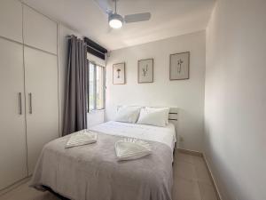 Giường trong phòng chung tại Apartamento 2 Quartos com Vista no Centro-Sul BH