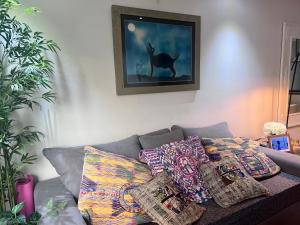 un soggiorno con divano, cuscini e quadro di Polanco condo, alberca y Gym a Città del Messico