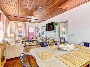 Μια τηλεόραση ή/και κέντρο ψυχαγωγίας στο Blue Cat