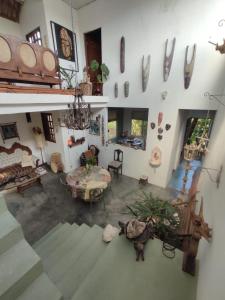 un soggiorno pieno di mobili di Casa Anéis de Saturno a Pipa