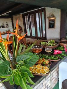 un buffet con molti piatti da mangiare su un bancone di Casa Anéis de Saturno a Pipa Altre 35 foto