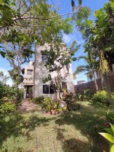 una vecchia casa in mezzo a un cortile di Casa Anéis de Saturno a Pipa