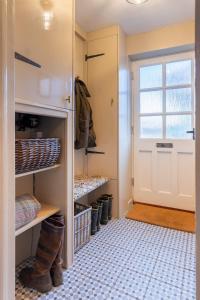 Фотография из галереи Cosy Christmas Cottage by the Quay в городе Уэллс-некст-те-Си