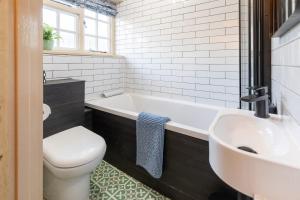 Ванная комната в Cosy Christmas Cottage by the Quay +30 фотографий