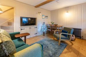 Телевизор и/или развлекательный центр в Cosy Christmas Cottage by the Quay