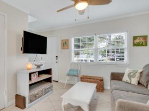 ein Wohnzimmer mit Sofa und Flachbildfernseher in der Unterkunft Sea Stallion in Tybee Island