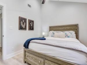 a bedroom with a large bed with white sheets and pillows at Lazy Hammock in Tybee Island +28 photos