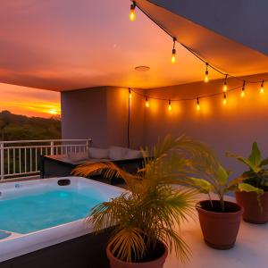 Πισίνα στο ή κοντά στο 3BR Penthouse with Rooftop Hot Tub and El Yunque Views