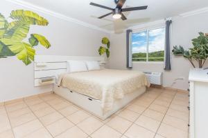 Ένα ή περισσότερα κρεβάτια σε δωμάτιο στο 3BR Penthouse with Rooftop Hot Tub and El Yunque Views +32 φωτογραφίες