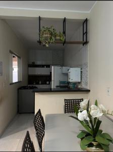 帕尔马斯Casa da paz的厨房兼餐厅，配有桌椅