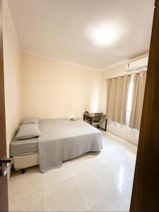 帕尔马斯Casa da paz的一间卧室配有一张床和一张桌子 更多9张照片