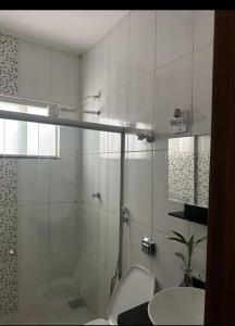 帕尔马斯Casa da paz的带淋浴、马桶和水槽的浴室