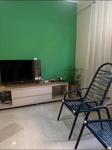 帕尔马斯Casa da paz的客厅配有电视和椅子