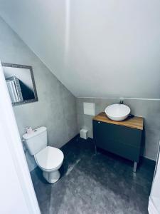 Phòng tắm tại Cozy loft between zoo and castles