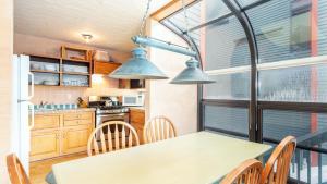 Кухня или мини-кухня в Telluride Lodge 312 by AvantStay Close to Slopes Town
