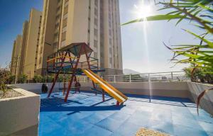 ポソス・デ・カルダスにあるNew Apartment Next to Shopping Poços MGの滑り台のある建物の屋上の遊び場