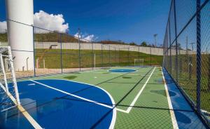 ポソス・デ・カルダスにあるNew Apartment Next to Shopping Poços MGのテニスコート(ネット付) +1枚の写真