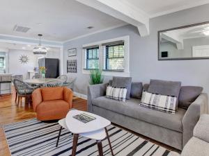 un soggiorno con un divano e un tavolo di Ebb & Flow Apartment House a Tybee Island