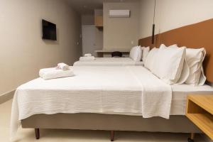 Ένα ή περισσότερα κρεβάτια σε δωμάτιο στο Sereno Hotel