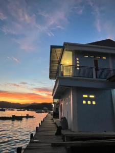 un edificio su un molo vicino all'acqua di Komodo Homestay a Komodo