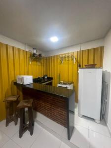 a kitchen with a counter and a refrigerator at Apto aconchegante na Boa Vista - 2 Quartos - Perto Consulado in Recife