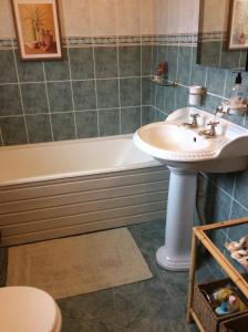 Koupelna v ubytování Teach Donncadh B&B + 37 fotografií