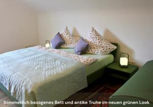 Ferienwohnungen Schwarzhof في نوهفيلدين: غرفة نوم عليها سرير ومخدات +52 صورة