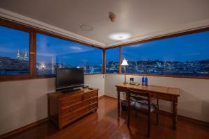 Un televizor și/sau centru de divertisment la Hotel Patio Andaluz