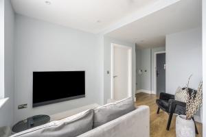 Μια τηλεόραση ή/και κέντρο ψυχαγωγίας στο Luxurious 1 bed Apartment in Bond Street, Chelmsford City, with Sky TV