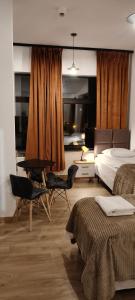 Ένα ή περισσότερα κρεβάτια σε δωμάτιο στο Drzewna Apartamenty-Wojska Polskiego