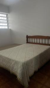 En eller flere senge i et værelse på apto 2 quartos térreo, canto do forte