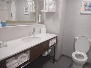 Ванная комната в hampton inn and suites