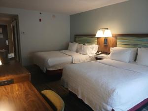 Кровать или кровати в номере hampton inn and suites
