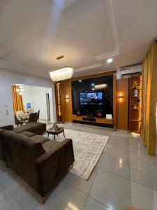 Μια τηλεόραση ή/και κέντρο ψυχαγωγίας στο Luxifair properties Company LTD