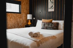 Postel nebo postele na pokoji v ubytování Humbug Bunk House & Hot Tub!