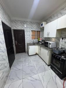 Η κουζίνα ή μικρή κουζίνα στο Luxifair properties Company LTD