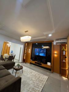 Μια τηλεόραση ή/και κέντρο ψυχαγωγίας στο Luxifair properties Company LTD