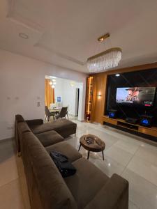 Μια τηλεόραση ή/και κέντρο ψυχαγωγίας στο Luxifair properties Company LTD