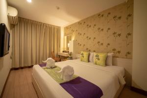 een hotelkamer met twee bedden met knuffels erop bij Taradii Boutique -Villa Cha-Cha Khoasan Rambuttri in Bangkok