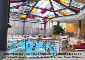 Ferienwohnungen Schwarzhof في نوهفيلدين: مسبح كبير فيه ناس