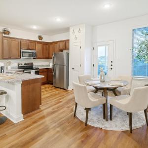 eine Küche und ein Esszimmer mit Tisch und Stühlen in der Unterkunft New Modern Urban Home Near Top Attractions in Helotes