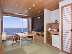 TV a/nebo společenská místnost v ubytování Kamogawa Grand Hotel