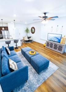 ein Wohnzimmer mit einer blauen Couch und einer Küche in der Unterkunft New Modern Urban Home Near Top Attractions in Helotes