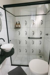a bathroom with a shower with a toilet and a sink at ꕥ Suíte Deluxe Privativa ꕥ Cantinho da Margarida ꕥ Hospedagem & Hostel Premium in Belém