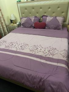 En eller flere senge i et værelse på ALFUTTAIN Vacation Homes Rental