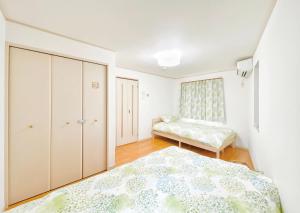 Postel nebo postele na pokoji v ubytování Ikebukuro area, three layer house, double subway,5 min walk to stn, 双地铁车站步行5分 直达新宿 涩谷 银座 池袋 皇居 可免费停车 最大10人